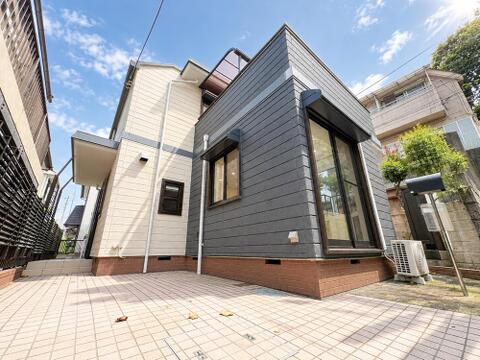 落ち着いた雰囲気が漂う外観で、住む人に安心感を与えてくれる佇まいです。しっかりと手入れがされており、中古ながらも美しさが保たれているため、快適に暮らし始められる住まいです。