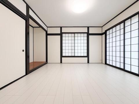 広めの居室は、趣味や仕事にも使える多機能なスペースが魅力です。明るく開放的な雰囲気に包まれており、リラックスした時間を過ごせる快適な居住空間が広がっています。