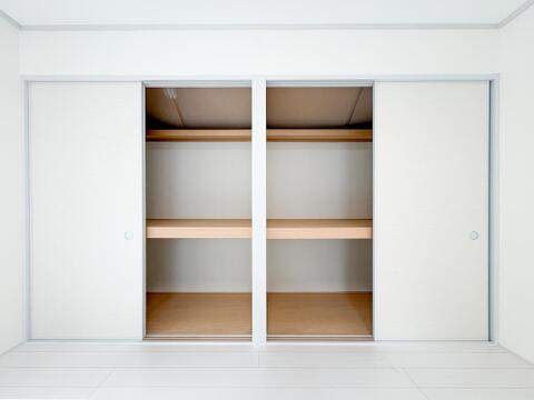 居室の収納力が充実しているため、荷物をしっかり収めて広々とした空間が確保されます。ゆとりある空間で、インテリアも楽しめる居心地の良さが魅力です。日常の生活がさらに快適に。