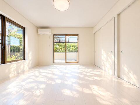 窓から差し込む柔らかな光が心地よい居室は、広さがあり、のびのびとした気分で過ごせます。趣味やリラックスの時間を楽しめる多用途な空間で、心安らぐ毎日が広がります。