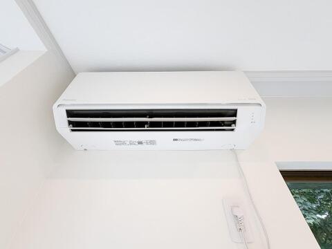 エアコンが1台付いた住まいです。引越し後すぐにご使用いただけるため、新生活の準備がひとつ省けるうれしいポイントです。費用面でのメリットを大きく感じていただけます。