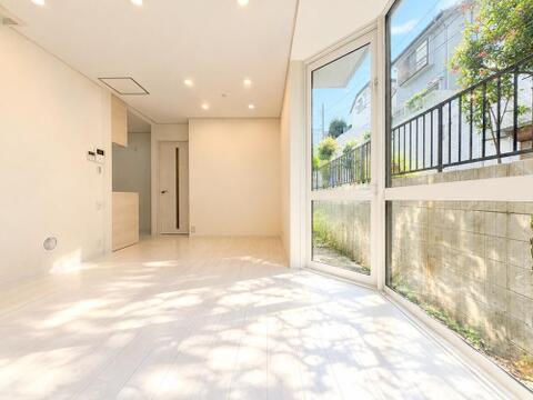 開放感あふれるリビングは、ゆっくりとした時間を味わえる贅沢な場所です。たっぷりと光が差し込み、明るく温かみのある空間が心を癒してくれます。毎日の暮らしがさらに快適で充実したものになります。