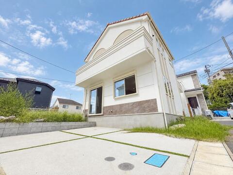 整った外観が印象的な2階建て新築戸建て。敷地をしっかりと活用したゆとりある設計で、住まいとしての使い勝手と美しい外観の印象をバランスよく両立しています。カースペースは2台分ございます。
