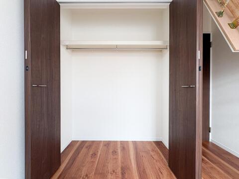 居室に備えられた十分な容量のクローゼット収納。季節物や衣類の整理がしやすく、収納力の高さが日常の暮らしの快適さを支える実用的な設計です。