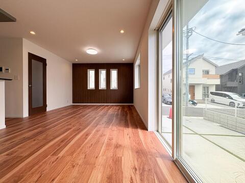 採光に配慮した広々としたリビング。大きな窓から差し込む自然光が空間を明るく包み、家族のだんらんをゆったりとお楽しみいただける居心地の良い空間が広がります。