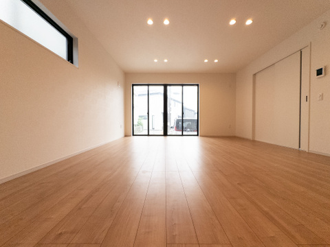 光が注がれる青い空から鮮やかに赤色にゆっくりと染まる。そんな優しい時間がここでは流れてゆく。
