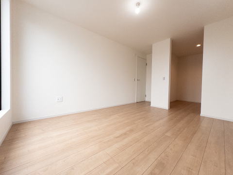 心と体をゆったりと安らげる主寝室。寝室のゆとりが大きい分だけ、暮らしの安らぎは深まります。一日の疲れを癒すだけでなく、ご夫婦の親密な語らいを紡ぎ出します。