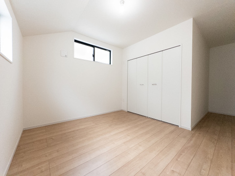 お子様の心と身体を見守る子供部屋として、思春期のプライバシーを重視したり、成長に合わせて机やベットを自由にレイアウトできるようにと、小さな自立心を育むお部屋作りを見越してご覧下さい。