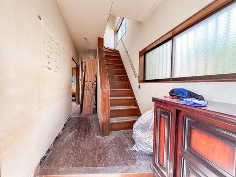 「玄関ホール・階段」 室内建具交換やクロス全室張替えを実施予定。明るく清潔感ある玄関でお客様をお迎えできます。