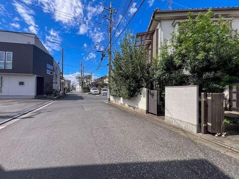 「前面道路」 幅員6.0mのゆとりある公道に面した敷地。見通しが良くお車の出し入れやすれ違いもスムーズです。