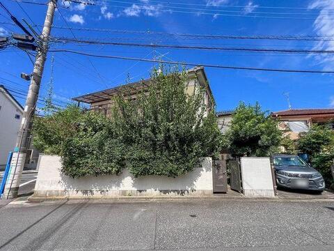 「建物外観・外構」 植栽伐採や外壁・屋根塗装工事を実施予定。明るい南道路に面した日当たり良好な住まいです。