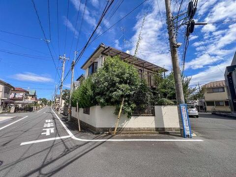 「前面道路・角地全景」 南側6m×北西側6、2mの開放的な二面道路角地。陽当たり・風通しともに優れた好立地です。