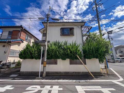 「建物外観」 陽当り良好な南側道路に接道する一戸建て。外壁塗装や駐車場造作で綺麗に生まれ変わる予定です。
