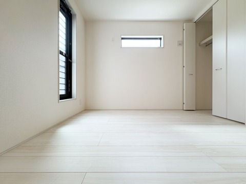 ゆとりある広さの居室は、家具の配置がしやすく使い勝手の良い空間です。採光も良好で、生活スタイルに合わせて自由にレイアウトできます。