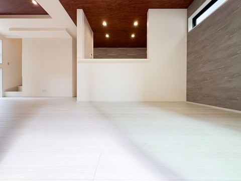 開放感のある広々としたリビングは、家族が自然と集まり笑顔あふれるだんらんの場。ゆとりある空間設計が毎日の暮らしを心地よく彩り、豊かな時間をお届けします。