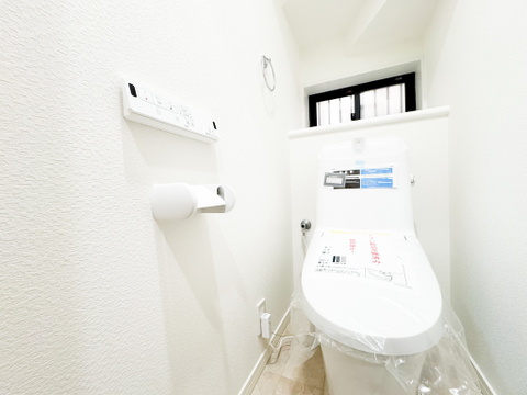 清潔感のあるウォシュレット付きのトイレ。毎日使う物なのでこだわりたいポイントですね。