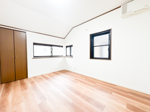 大きな窓からたっぷりと陽光が注がれる明るい空間。家族の成長に対応できる永住仕様の間取り。時を忘れて過ごす場所として過ごせるお部屋。