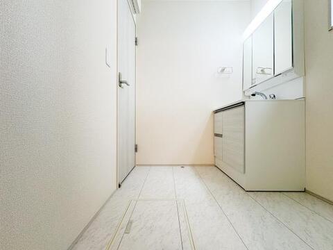 朝、鏡の前で顔を洗って歯を磨いて、身支度を整える。1日のスタートを整える場所として、気持ちよく使い始められる清潔感ある洗面化粧台です。