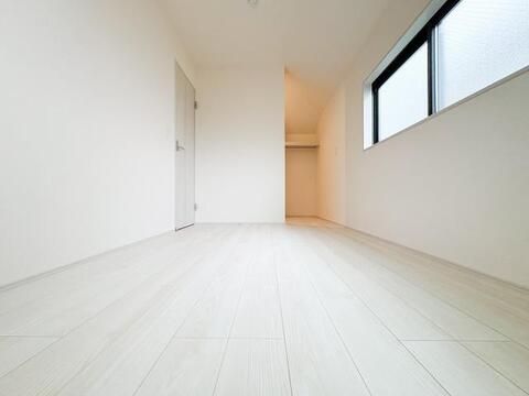 ベッドとデスクを置いても、ラグの上でストレッチできる余白がある広さ。生活の変化に合わせて家具を並べ替えやすい、暮らしを受け止める居室です。