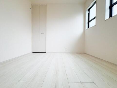 採光に優れ、ゆとりある広さが魅力の居室。窓から差し込む自然光が室内を明るく照らし、日常の生活空間として快適にお使いいただける環境が整っています。