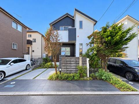 落ち着いた雰囲気が漂う外観で、住む人に安心感を与えてくれる佇まいです。(本写真は雑草、残置物をCGで消去した加工画像です。現況とは異なります)