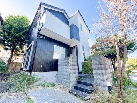中古住宅らしい趣を残しつつ、外観はきれいに保たれているため、どこか温かみを感じる佇まいです。