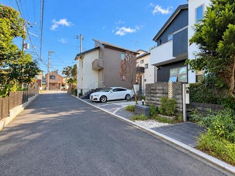 中古住宅らしい趣を残しつつ、外観はきれいに保たれているため、どこか温かみを感じる佇まいです。(本写真は雑草、残置物をCGで消去した加工画像です。現況とは異なります)