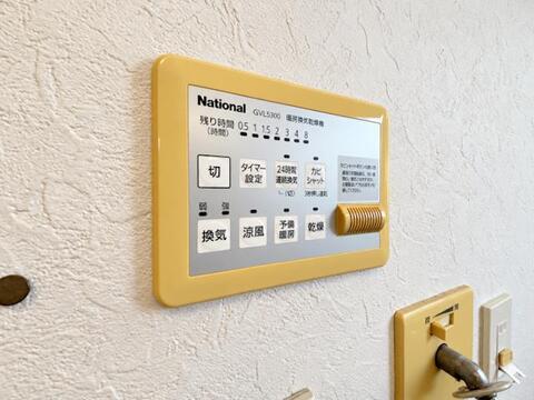 浴室乾燥機能付きのバスルームは、雨の日の洗濯物乾燥にも大変重宝します。清潔感ある空間をいつでも保ちやすく、毎日の入浴をより一層快適に楽しめる設備です。