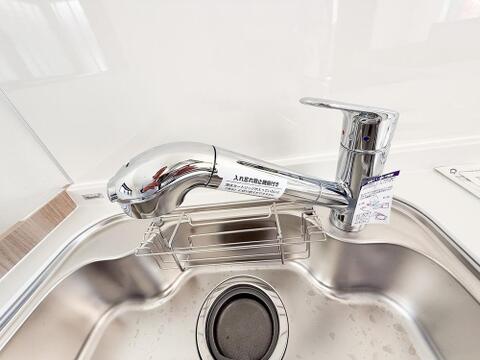 浄水機能付き水栓で、いつでも手軽に安心・安全な水を利用できます。料理や飲み水に使えるろ過された清潔な水がすぐに手に入り、毎日の暮らしをしっかりサポートします。