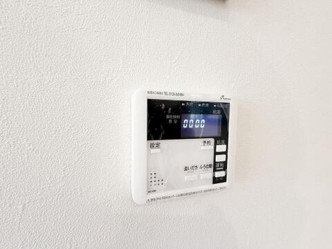 追い炊き機能付きのお風呂で、家族の入浴時間が異なってもいつでも温かいお湯に入れます。冷めたお湯を温め直せるため、毎日のバスタイムが快適で、家族全員がリラックスできる住まいです。