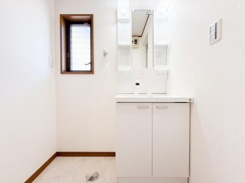 広々とした作業スペースの洗面化粧台は、複数人での使用もしやすい設計です。収納力が充実しており、洗面用具をすっきり整頓できる使いやすい環境が整っています。