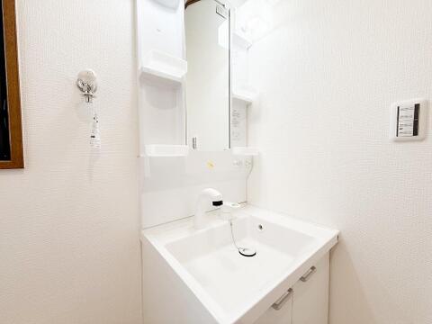 広々とした作業スペースの洗面化粧台は、複数人での使用もしやすい設計です。収納力が充実しており、洗面用具をすっきり整頓できる使いやすい環境が整っています。
