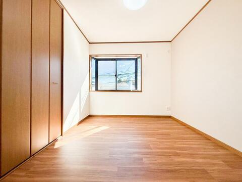ゆとりある広さの居室は、家具の配置がしやすく使い勝手の良い空間です。採光も良好で、生活スタイルに合わせて自由にレイアウトできます。