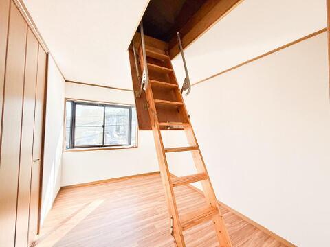 屋根裏収納スペースは、季節用品や使用頻度の低い荷物をすっきり収納できます。居住スペースを広く使えるため、生活の快適さを高める便利な設備です。