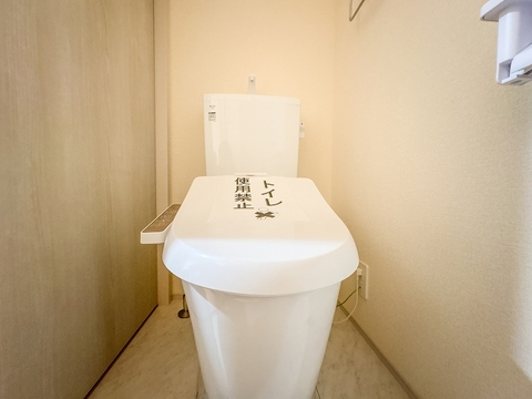 毎日快適に使える温水洗浄便座付きのトイレ。清潔感あふれる空間で、日々の生活に心地よさをプラスします。トイレットペーパーや掃除用品をすっきりまとめられる収納スペースも備えた、機能的な設計です。