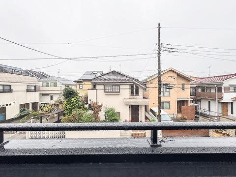 バルコニー前には低層の戸建てが広がり、高層建築物が視界を遮らない穏やかな住宅街の風景が広がります。上空に広がる開放的な空を感じながら、四季折々の心地よい風や日常の静けさを楽しめます。
