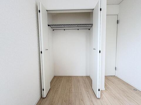 各お部屋に使い勝手の良いクローゼットを設置。服や小物を効率よく整理整頓でき、お部屋を広く清潔に保てます。収納力が豊富なため、インテリアの配置も自由に楽しめ、住空間を最大限に有効活用できます。