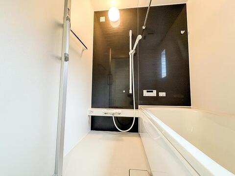 いつでも温かいお湯に浸かれる追い焚き機能付きのバスルーム。ゆったりとした浴槽で一日の疲れを優しく癒やします。広めの湯船でリラックスタイムをより快適にお過ごしいただけます