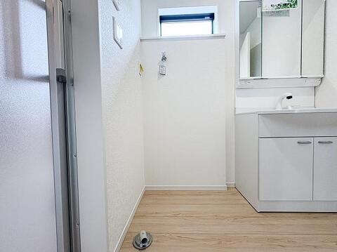 白を基調とした爽やかな室内と三面鏡付き洗面化粧台を設置。上部に小窓を配置し、自然光を取り入れながら換気もスムーズに行える快適な家事空間です。