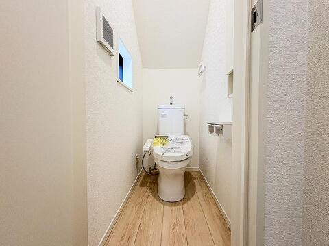 毎日快適に使える温水洗浄便座付きのトイレ。清潔感あふれる空間で、日々の生活に心地よさをプラスします。トイレットペーパーや掃除用品をすっきりまとめられる収納スペースも備えた、機能的な設計です。