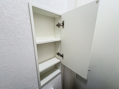 トイレットペーパーの予備や清掃用品をすっきり隠して収納できる埋込タイプの扉付き棚!空間を圧迫せず見た目もスマートで、生活感のない清潔なトイレ空間を維持できます。