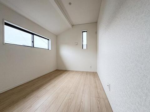 明るく風通しの良い洋室は、お子様のお部屋や書斎、趣味の空間にもぴったり。シンプルな間取りでレイアウトの自由度が高く、ライフスタイルの変化に合わせてフレキシブルに活用できる使い勝手の良い一室です。