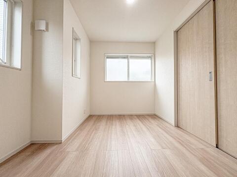 各居室にはクローゼットを完備し、家具の配置にも困らない設計がされています。採光と通風のバランスがほどよく絶妙です。