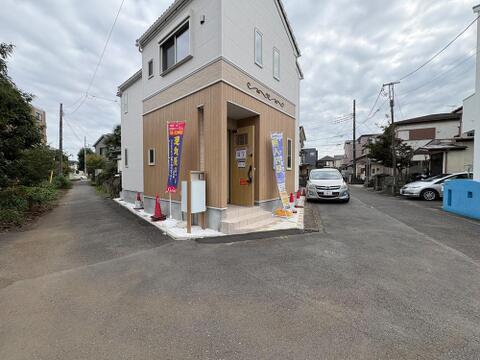 2面採光で温もりある陽光が駆け巡る好立地の角地。車通りが少ない閑静な街並みで、プライバシーを守りながらご家族で快適な日常をお過ごしいただけます。