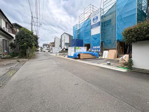 幅員約4.5mの公道に接道。見通しが良くすれ違いもスムーズで、毎日の車の出し入れも快適に行えます。