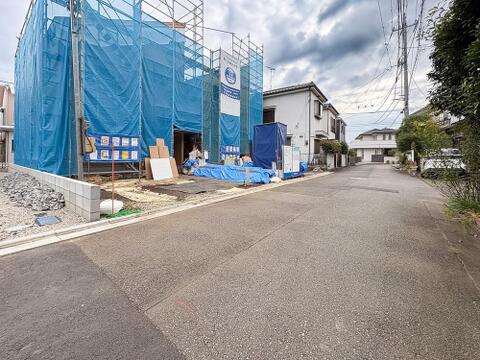 幅員約4.5mの北側公道に接道。車の出し入れもスムーズで、落ち着いた住環境が広がります。
