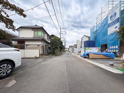 落ち着いた閑静な住宅街に位置。前面道路は平坦で歩きやすく、小さなお子様がいるご家庭も安心です。