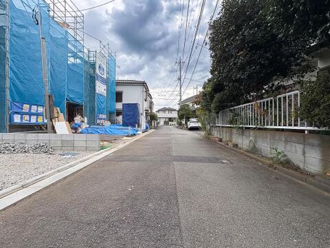 車の交通量が少ない安心の前面道路環境。小学校(徒歩5分)や買い物施設も近く、暮らしやすい立地。