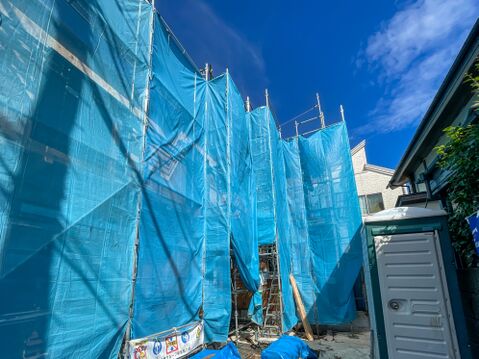 11月完成予定の新居!構造の強さと安心感を裏付ける、しっかりとした足場で着々と建築中。