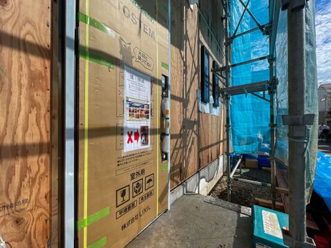 断熱性・防犯性に優れた最新ドアを採用!丁寧に養生された玄関まわりが施工の良さを物語ります。